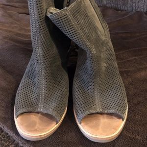 Toms Tarmac Olive Suede Perforated Sandal Size 9